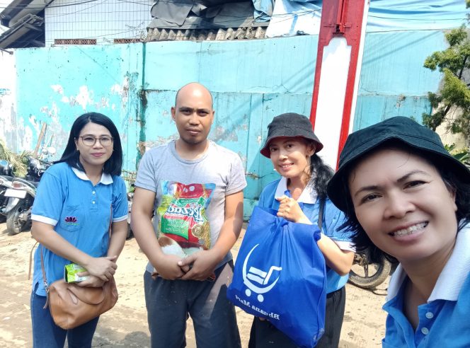 
					Foto: Relawan Badan Banjar Bekasi Peduli turun ke lokasi titik banjir untuk menyalurkan tali kasih dari Umat Hindu (Dok/Ist)
