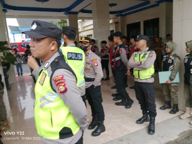 
					Polres Lahat Kawal dan Amankan Aksi Unras Dari Team Advokasi Perangkat Desa