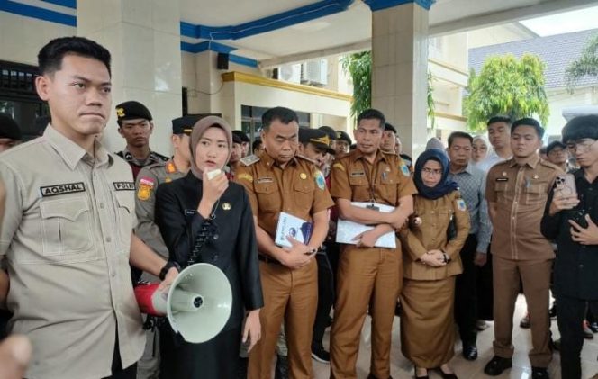 
					Temui Masa Aksi, Wabup Lahat Akan Selesaikan Dengan Ketentuan Hukum Yang Berlaku
