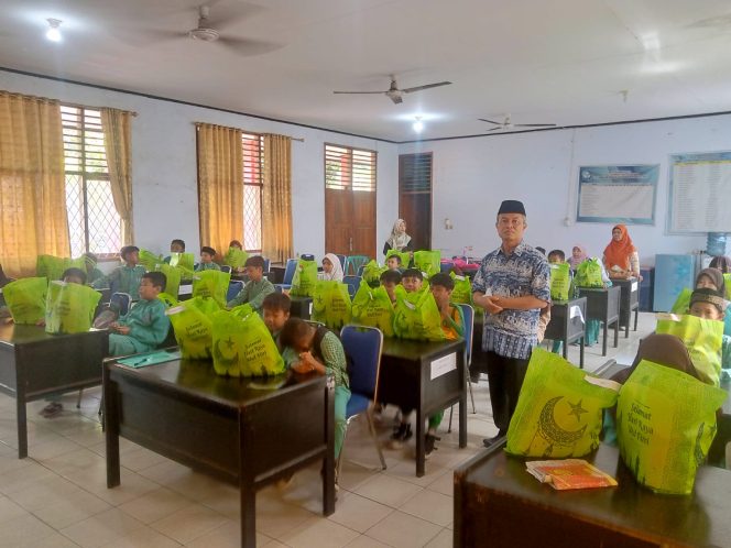 
					Santunan Sekolah SDN 1 Purwaraja Menes, dibulan suci ramadhan (Dok/Ist)
