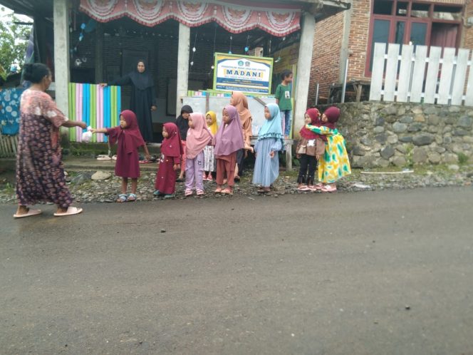 
					Paud Sebeok bagikan takjil (Dok/Ist)