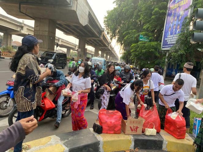 
					Foto: Ilustrasi remaja Hindu sedang berbagi untuk masyarakat kurang beruntung di Kota Bekasi (Dok/Ist)