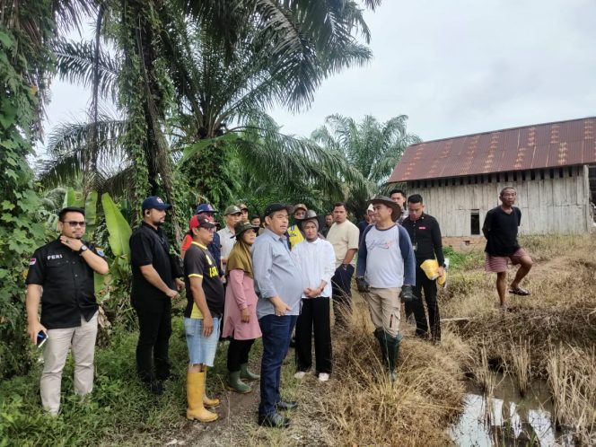 
					Bupati Kabupaten Lahat Bersama Wabup Lahat Cek Saluran Irigasi Desa Sungai Laru