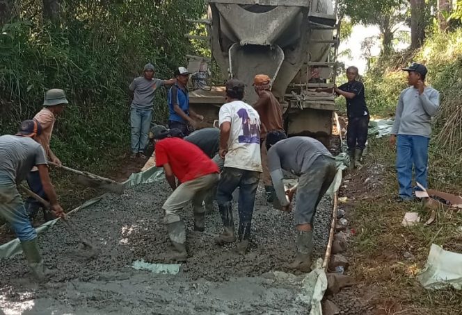 
					Pembangunan Rabat Beton Desa Leuwiipuh Banjarsari (Dok/Ist)