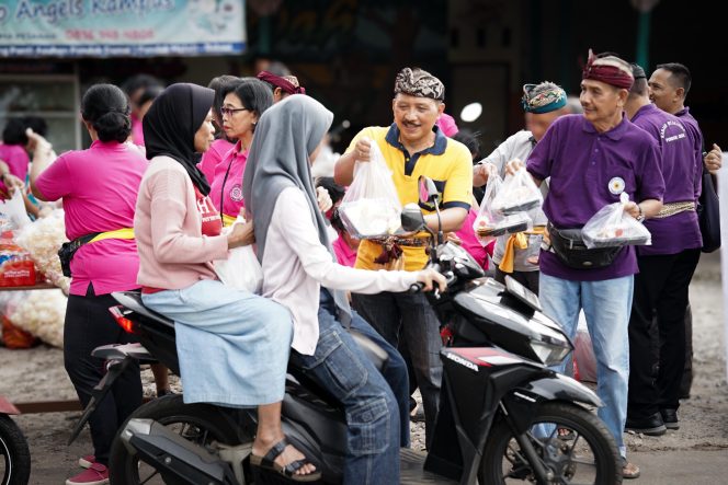 
					Jaga toleransi agama, umat hindu bagikan takjil (Dok/Istimewa)