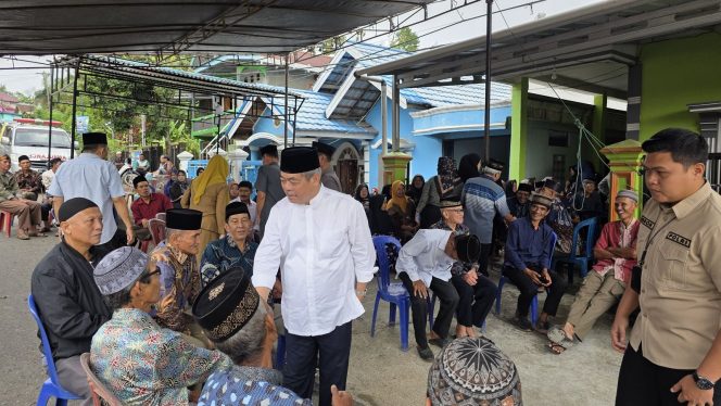 
					Foto. Saat Bupati Lahat takziah ke kediaman keluarga Alm H. Mim Haimi
