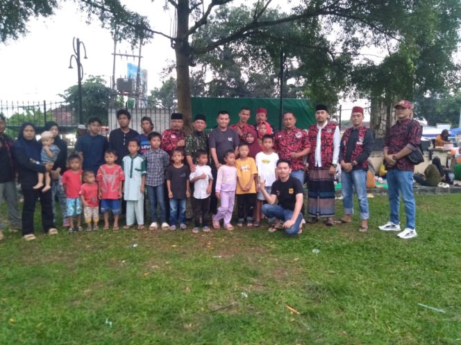 
					Dok. Sesi foto bersama santunan yatim piatu