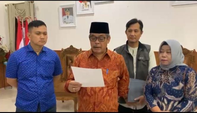 
					Foto. Bupati Lahat di dampingi Erna Yuliah Sekretaris BPKAD, Adi Kurniawan Kabid Perbendaharaan.