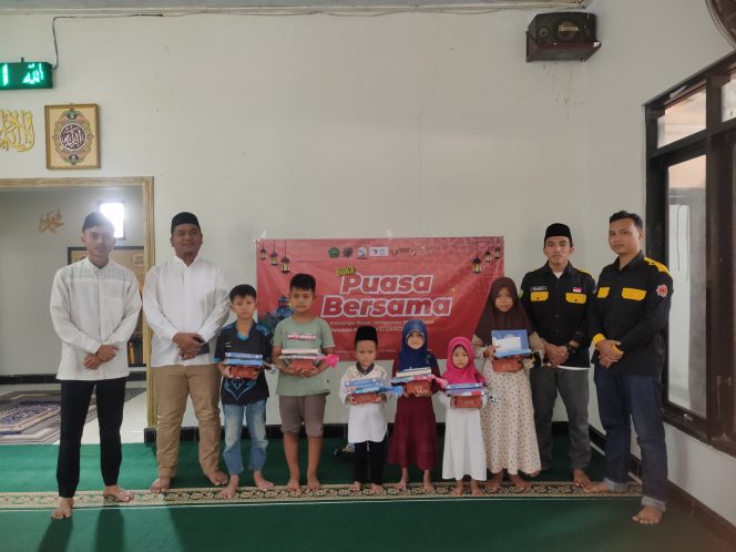 
					HMJ HKI UNMA Banten Gelar Aksi Berbagi, Hadirkan Kebahagiaan untuk Anak-Anak