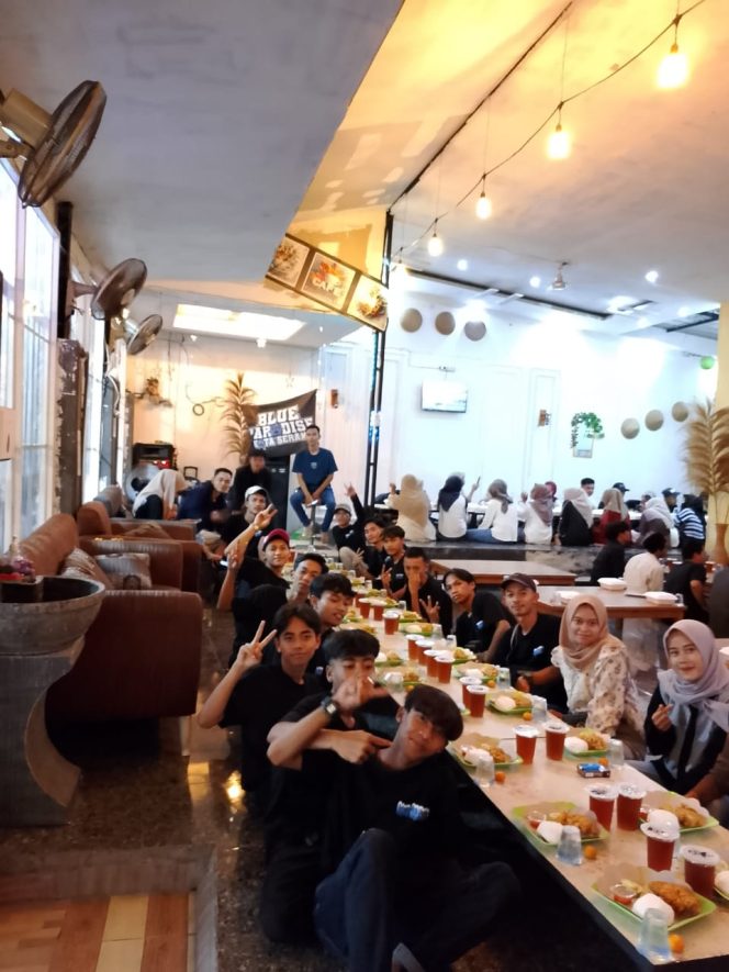 
					Foto. Suasana kebersamaan Family Blue Paradise dan anak-anak