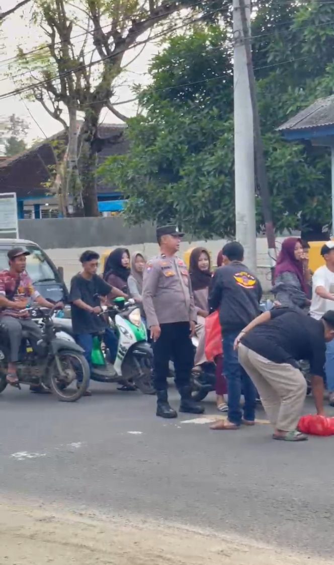 
					Foto. Pembagian takjil oleh Bppkb Pac Wanasalam.