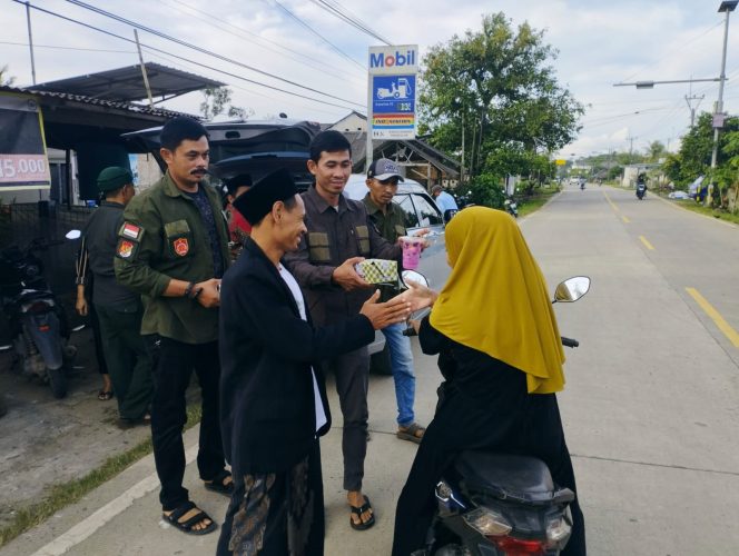 
					PAC Perpam Bagikan Takjil (Dok/Nusakata.com)