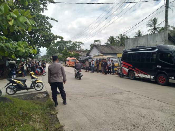 
					Foto. Aksi Supir Angkutan Umum Swiping Travel Tidak Berizin.