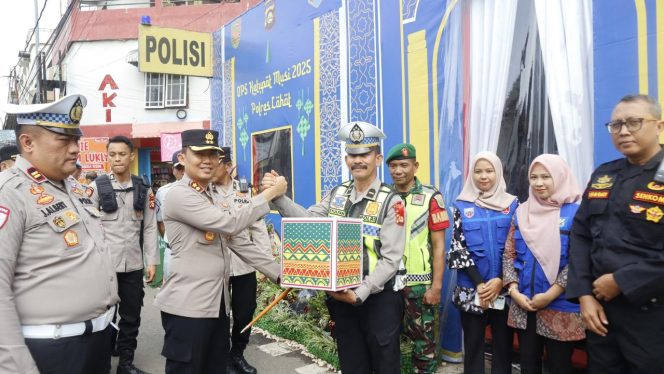 
					Foto. Kapolres Lahat tinjau pos pelayanan simpang stasiun.