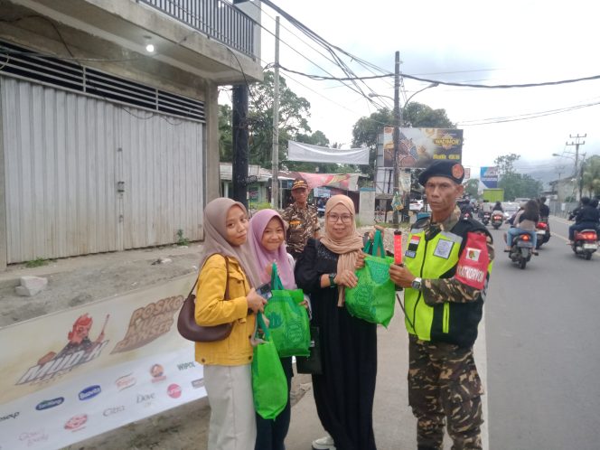 
					Banser Pandeglang bagikan Bingkisan kepada Pemudik (Dok/Istimewa)
