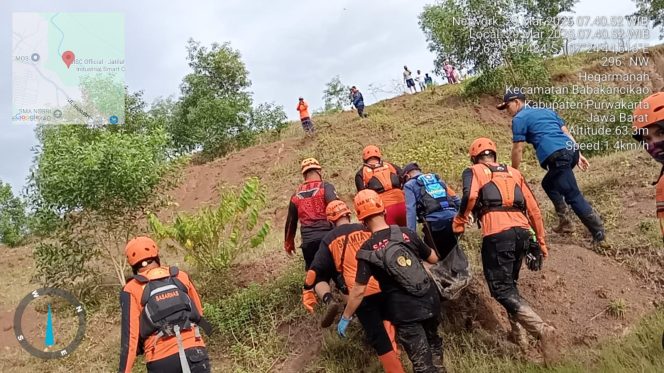
					Tim SAR UAR Berhasil Evakuasi Jenazah Korban Banjir Sungai Cilangkap Purwakarta (Dok/Al Mujahid/Nusakata.com)