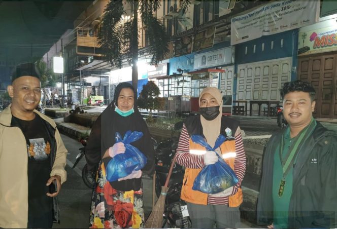 
					KAHMI dan HMI Cabang Bireuen Bagikan Paket Sembako Ramadan untuk Pejuang Kebersihan (Ist)