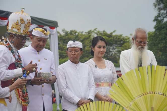 
					Hari sakral Umat Hindu Padati Candi Prambanan (Dok/Ist)
