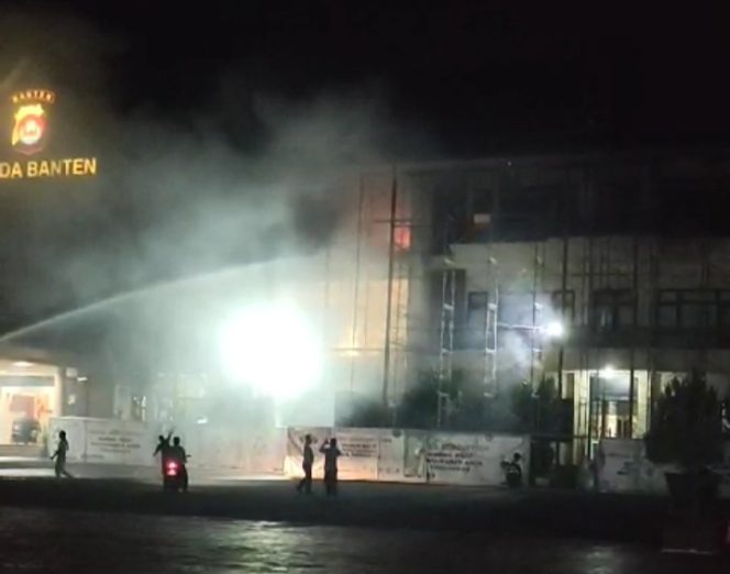 
					Kantor Kepolisian Polda Banten Terbakar Pada Minggu, (9/3/2025).