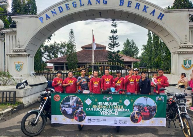 
					Komunitas YRKP-B Pandeglang lakukan bagikan takjil dan bukber di depan pendopo pandeglang (Dok/Nusakata/Suhendra)