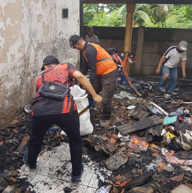 
					Tim UAR Korda Banten Bantu Atasi Kebakaran Rumah Warga (Dok/Ist)
