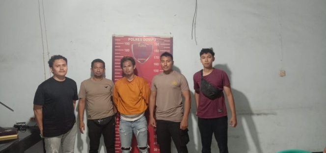 
					Foto. Penangkapan Inisial RM oleh aparat kepolisian.