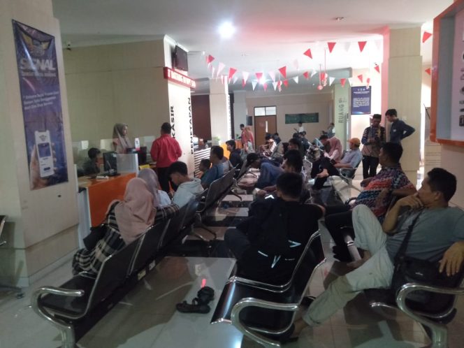 
					Pembayaran pajak di samsat malingping dipenuhi warga (Dok/Ence/Nusakata.com)