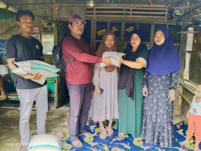 
					Pemdes Desa Sumurbatu Kec. Cikeusik, Pandeglang, Banten Berikan santunan kematian (Dok/Aep/Nusakata.com)