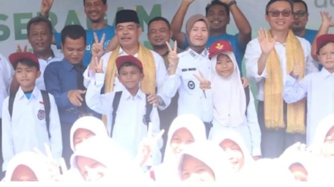 
					Bupati dan Wakil Bupati Lahat Serahkan Bantuan Seragam Sekolah di SDN 2 Desa Kebur (ist)