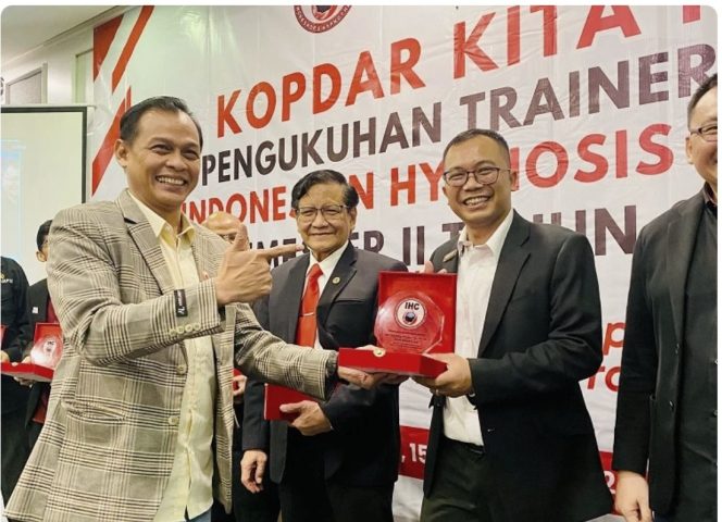 
					Photo: I Dewa Gede Sayang Adi Yadnya, putra Bali menerima IHC Award 2024 (Istimewa)