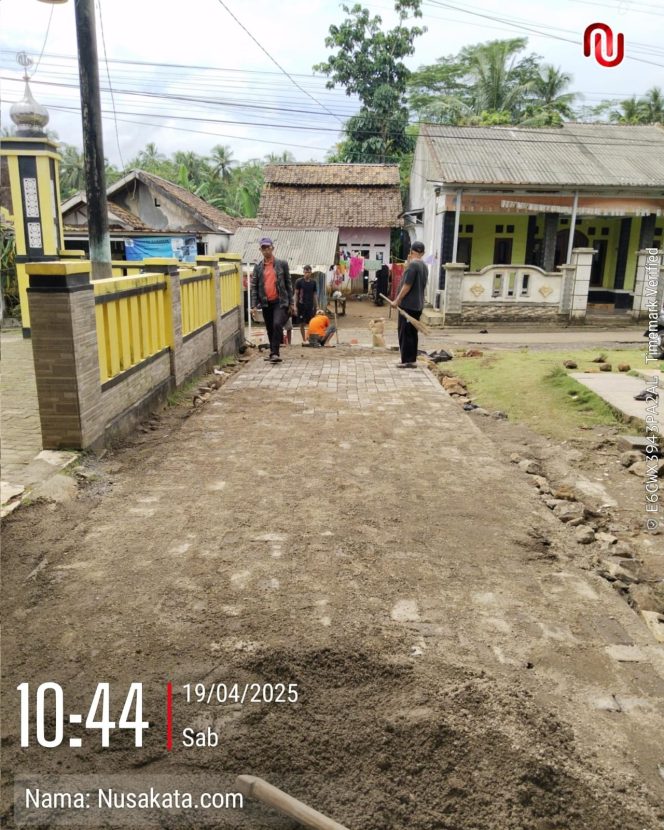 
					Pembangunan Jalan Desa Alaswangi direalisasikan (Dok/Aep/nusakata.com)