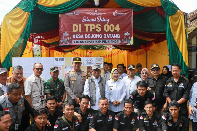 
					Bupati Tatu, Andra Soni, dan Kapolda Banten tinjau TPS (Ist)