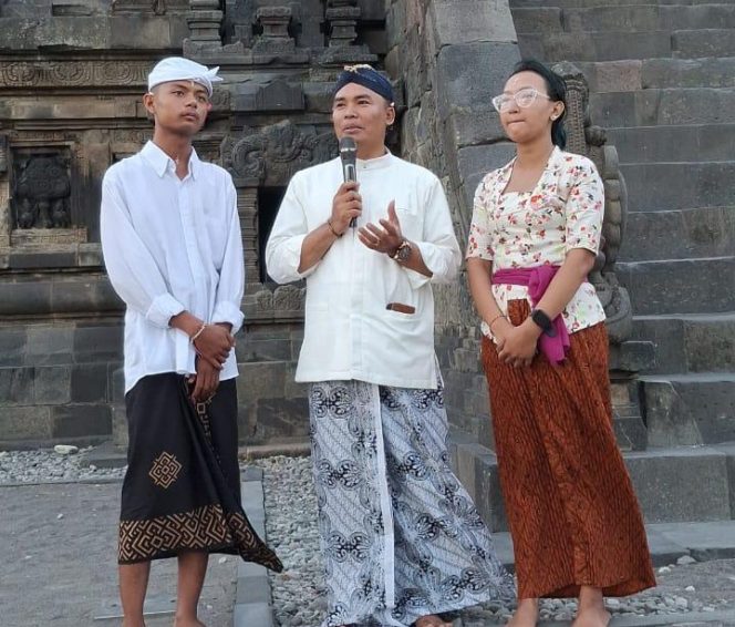 
					Rayakan Galungan, Tangis 2 Dharmika Pecah di Pelataran Candi Prambanan (Dok/Ist)