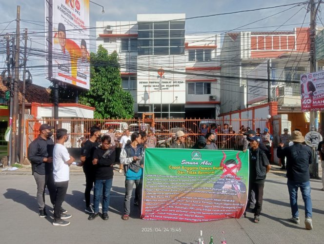 
					Aliansi Banten Raya Desak PKS Copot Anggota DPRD Pandeglang Fraksi PKS Dugaan Kekerasan
