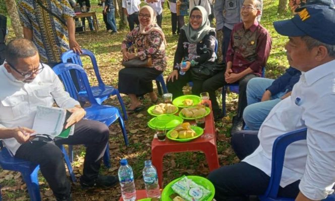 
					Foto. M. Qodari Wakil Ketua Staf Ke-Presidenan bersama Bupati Lahat berbincang sembari menikmati sajian lokal.