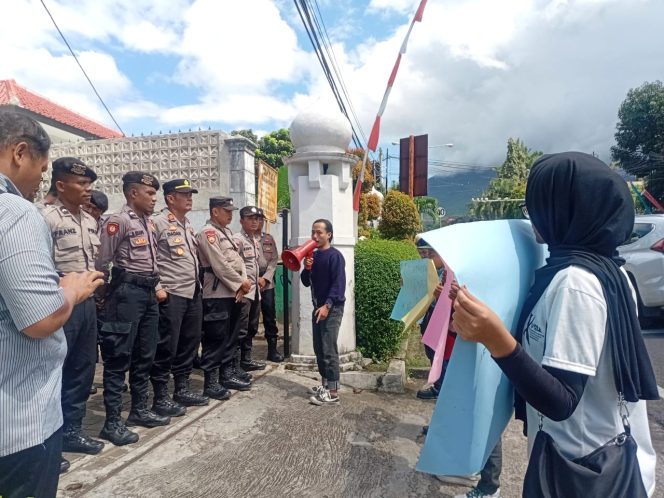 
					Foto. Aksi massa Pergerakan Pribumi Pandeglang(P-3) di depan Kantor DPMPD Pandeglang.