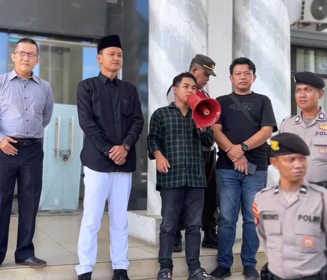 
					Foto. Ketua DPC GAM Pandeglang Saat menyampaikan orasi di gedung Setda Kabupaten Pandeglang. (Ist)