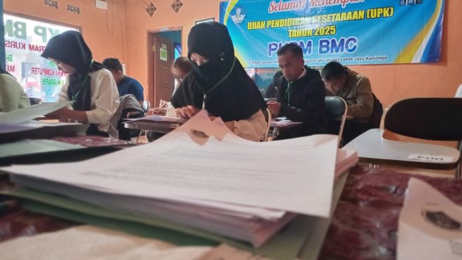 
					Foto. Suasana peserta saat melaksanakan ujian di PKBM BMC (Ist).