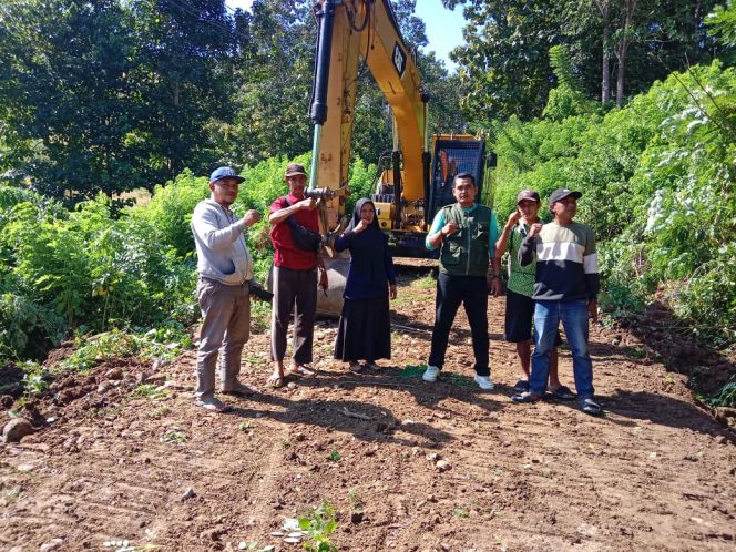 
					Pentingnya Akuntabilitas, Ketua BPD Pantau Langsung Pemeliharaan Jalan Desa