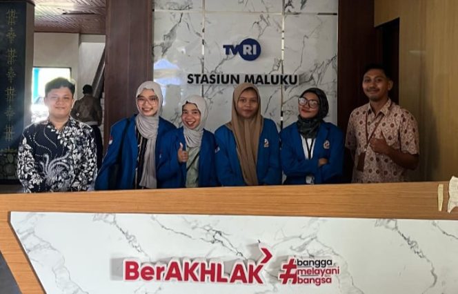 
					Foto. Mahasiswa Universitas Pattimura di Stasion siaran TVRI Maluku (Ist).