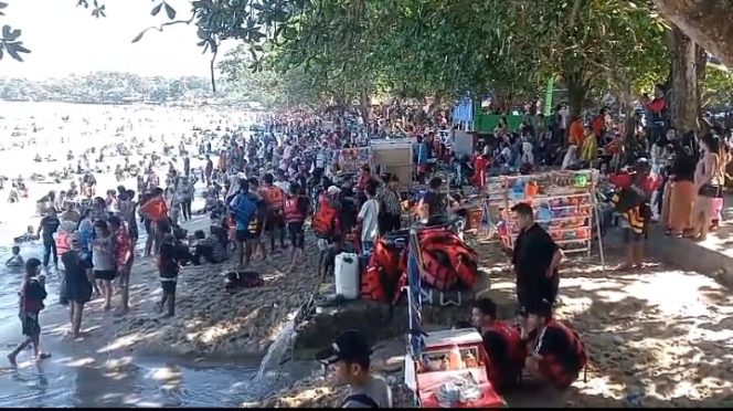 
					Destinasi wisata pantai carita, banyak pengunjung di hari trakhir liburan setelah lebaran. Senin, (7/4/2025). (Dok/Irgi/nusakata.com)