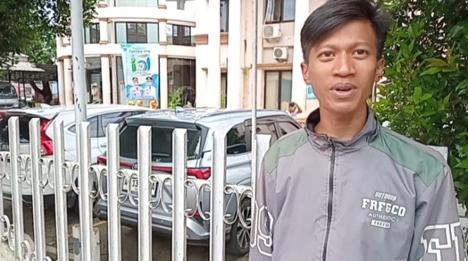 
					Yana, masyarakat kecamatan sumur pandeglang mendatangi kantor disdukcapil pandeglang (Dok/irgi Nusakata.com)