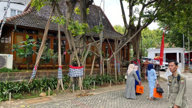 
					Seniman Bali sulap kampung bali bekasi (dok/Dewa/Nusakata.com)