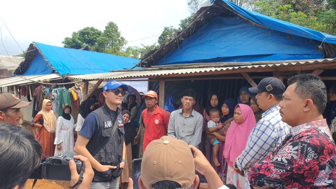 
					Anggota DPRD Provinsi Banten Asep Awaludin Beserta Kades Banjarsari Tinjau Warga Yang Masih Tinggal Di Huntara (Dok/Ist)