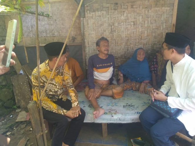 
					Foto. Asep Awaludin DPRD Provinsi Banten saat berkunjung ke rumah Warga di Malingping Utara (Ist).