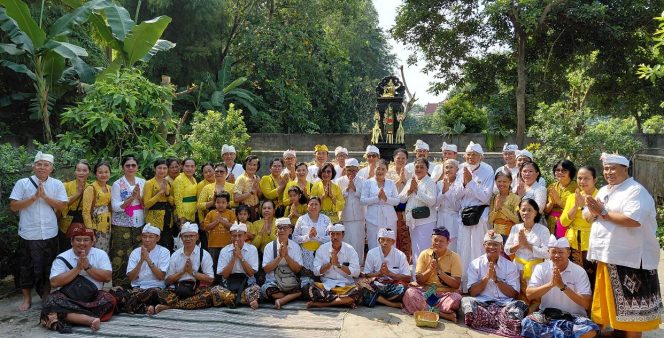 
					Photo: umat Hindu berfoto seusai menggelar persembahyangan Hari Raya Kuningan di Pura Prajapati Jaha (Ist)