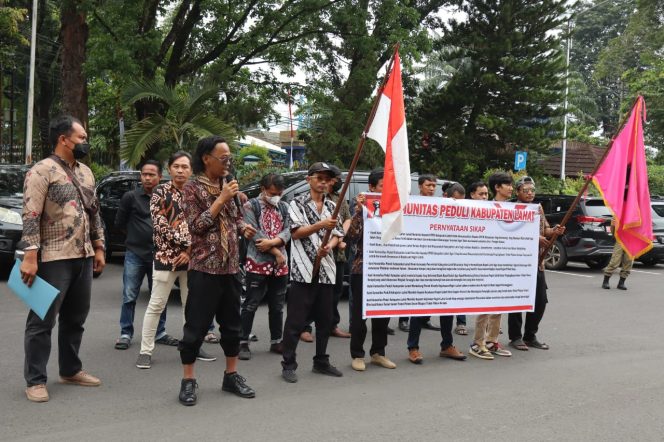 
					Personil Polres Lahat Kawal Aksi Unjuk Rasa Digedung DPRD