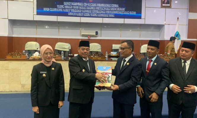 
					Foto. Bupati dan Wakil Bulati Lahat bersama jajaran DPRD Lahat (Ist).