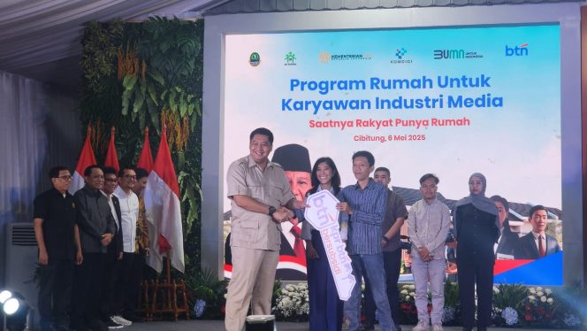 
					Foto. Simbolis penyerahan Kunci Rumah oleh Menteri PKP Maruarar Sirait dan Menteri Komdigi Meutya Hafid (Ist).