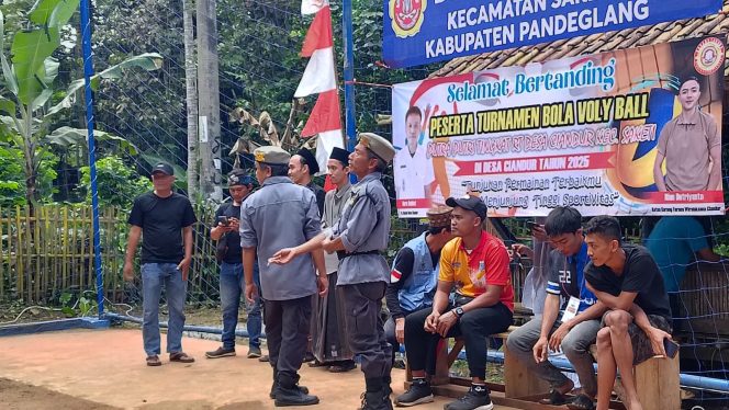 
					Pertandingan Bola Voli di Desa Ciandur, Kec Saketi dihadiri Pj. Desa dalam acara pertandingan Bola Voli (Dok/Aep/nusakata.com)
